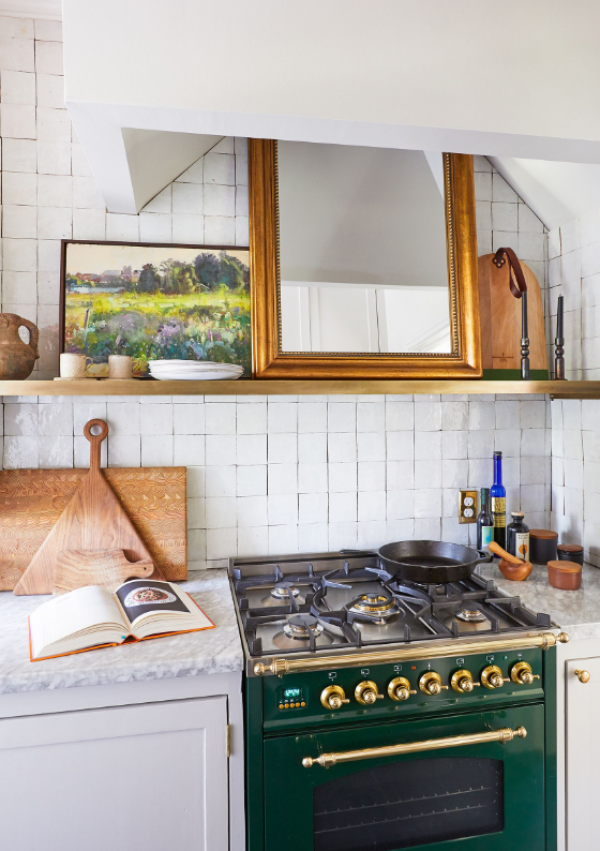 Sentuhan vintage pada hiasan dinding dan cermin